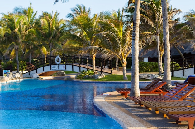 Piscina em um resort de férias no México.