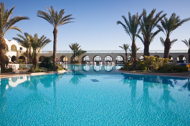 Piscina em uma estância turística, Djerba, Tunísia, África