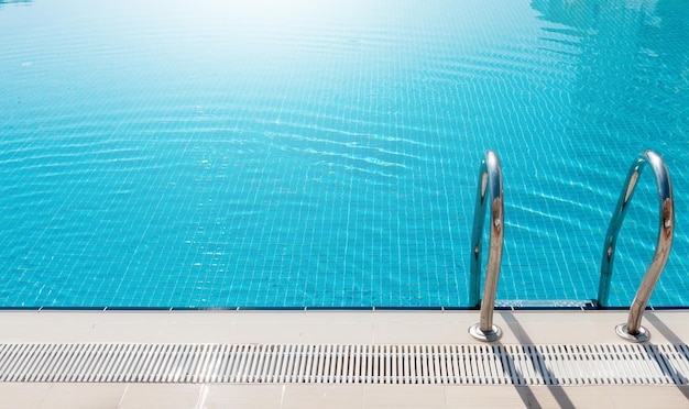 piscina ensolarada em resort tropical conceito de férias de verão com espaço de cópia