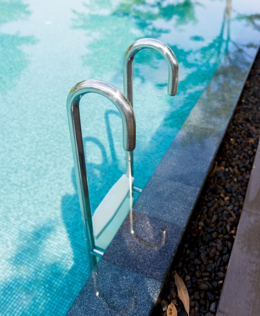 Piscina con escalera de acero.