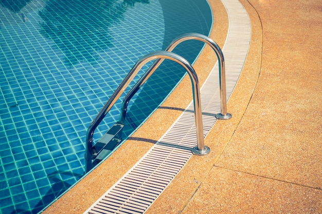 piscina con escalera en el centro deportivo