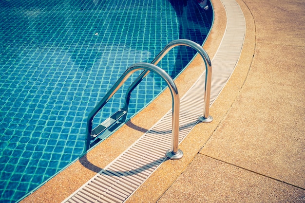 piscina con escalera en el centro deportivo