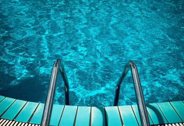 Piscina con escalera en el hotel de cerca