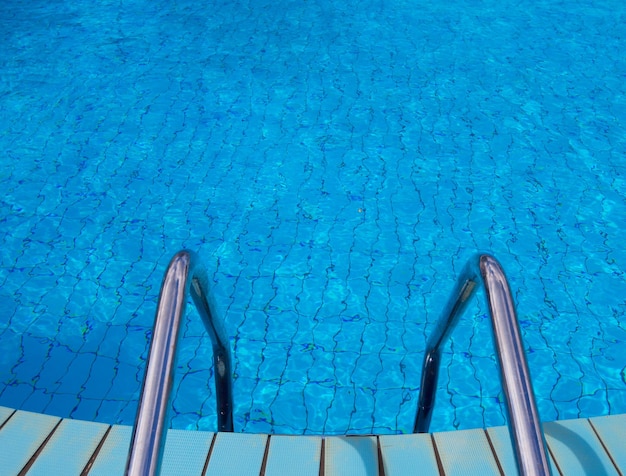 Piscina con escalera en el hotel de cerca