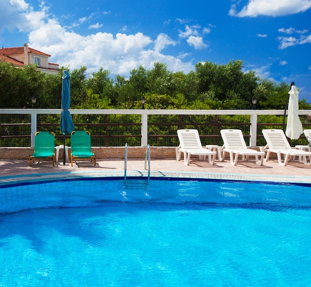 Piscina con escalera en el hotel, Grecia