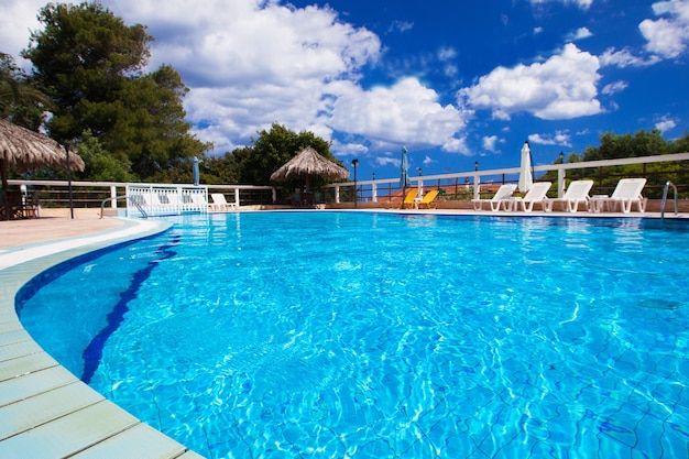 Piscina con escalera en el hotel Grecia