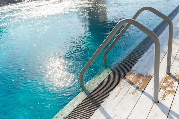 Piscina con escalera en el hotel.