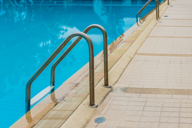 Piscina con escalera.