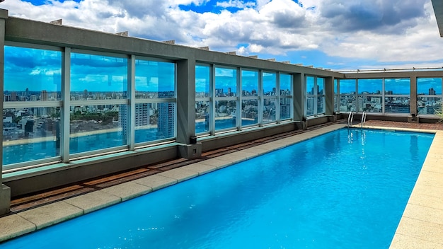 Foto piscina en el estrés de un rascacielos con una vista del horizonte de buenos aires en argentina