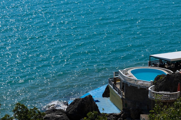 Piscina exterior de verão com água azul na costa do Mar Negro