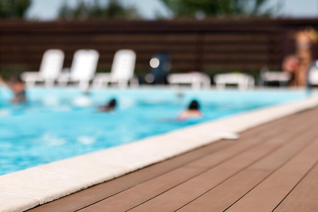 Piscina de fondo borroso en un día soleado de verano