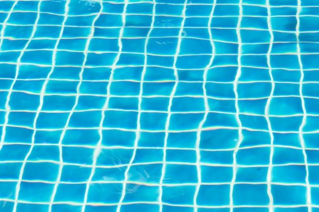 piscina con fondo de mosaico azul