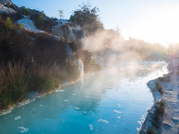 Piscina geotérmica e fonte termal na Toscana Itália Bagno Vignoni cachoeira termal livre pela manhã sem pessoas