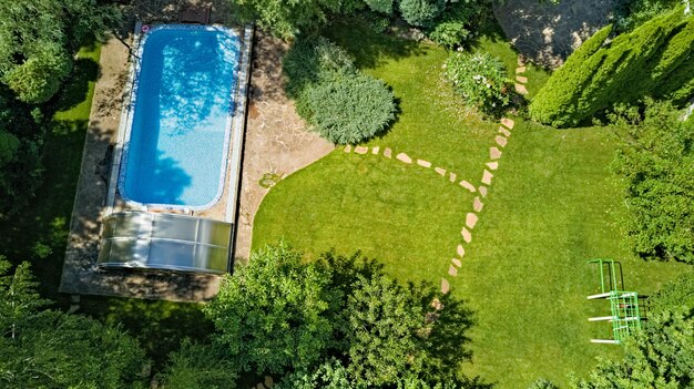 Piscina en la hermosa vista aérea del jardín desde arriba