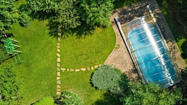 Piscina en la hermosa vista aérea del jardín desde arriba