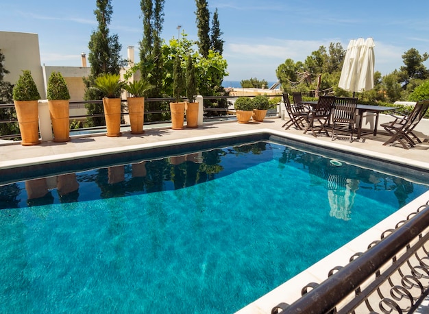 Piscina con una hermosa vista en el apartamento en un día caluroso y soleado en Atenas Grecia