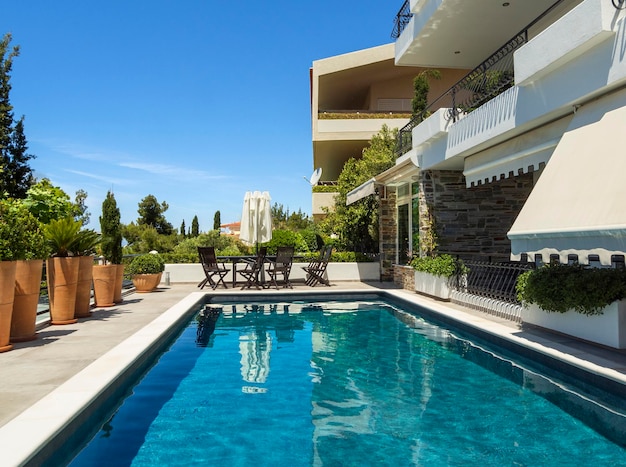 Piscina con una hermosa vista en el apartamento en un día caluroso y soleado en Atenas Grecia