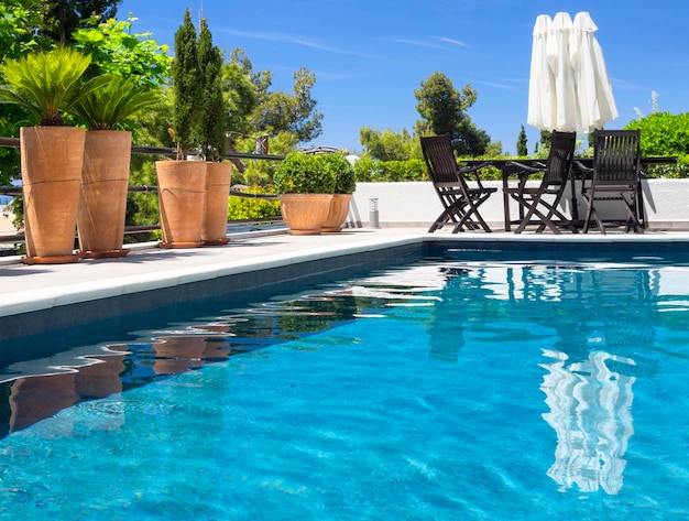 Piscina con una hermosa vista en el apartamento en un día caluroso y soleado en Atenas Grecia