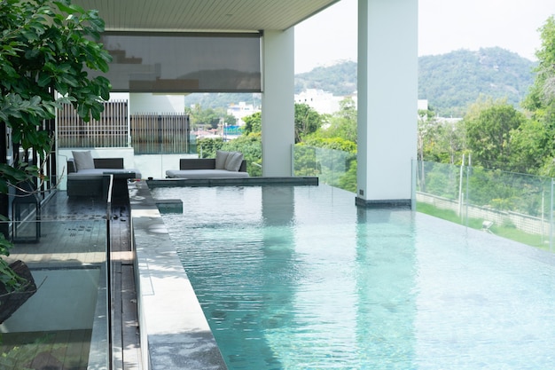 Piscina en hotel balcón