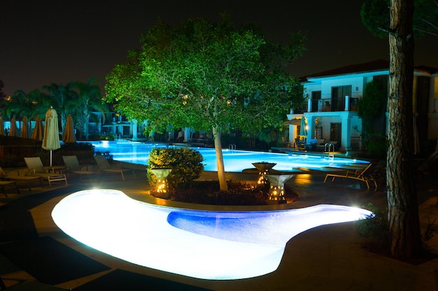 Piscina del hotel de lujo