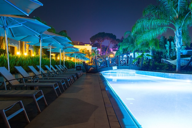 Piscina del hotel de lujo