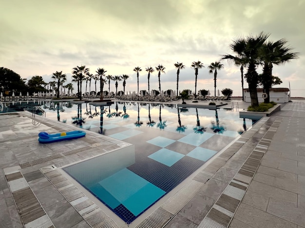 Piscina en hotel de lujo