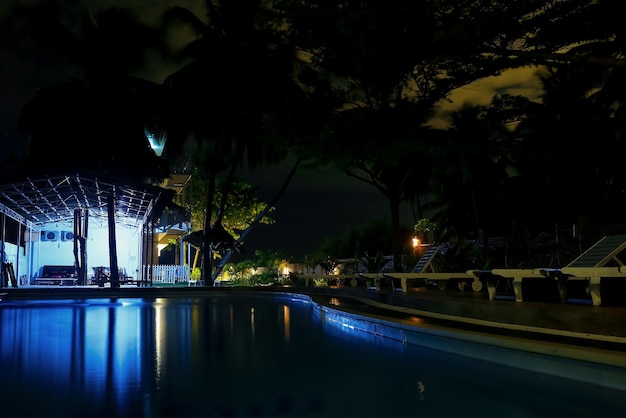 Piscina en el hotel por la noche