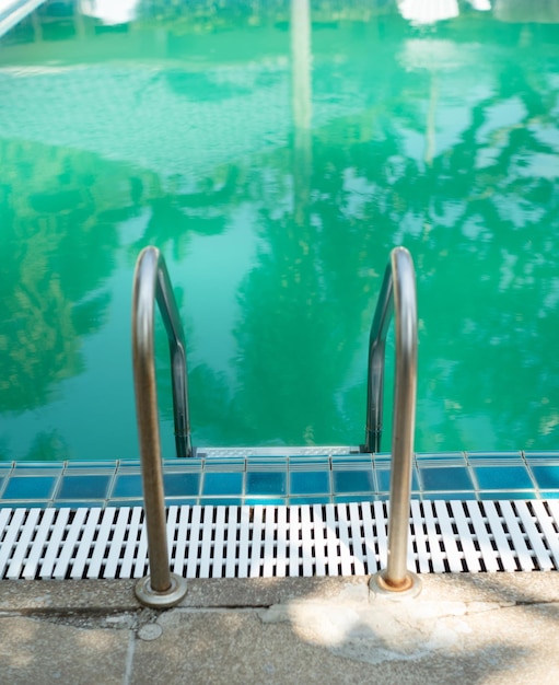 Foto piscina de hotel con reflejo de sol