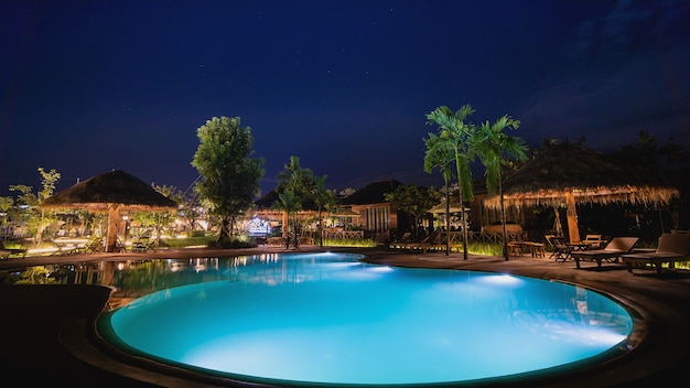 Piscina en la iluminación nocturna del resort