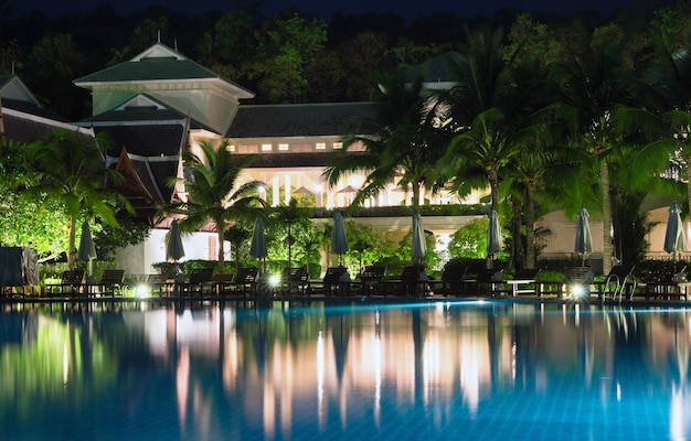 Piscina en iluminación nocturna