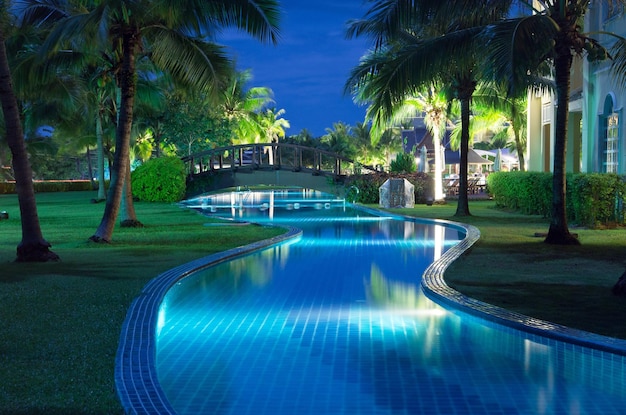 Piscina en iluminación nocturna