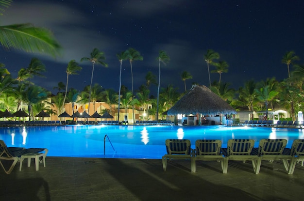 Piscina en iluminación nocturna