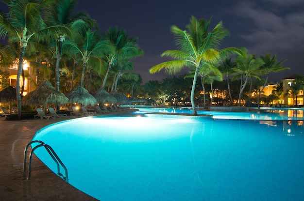 Piscina en iluminación nocturna