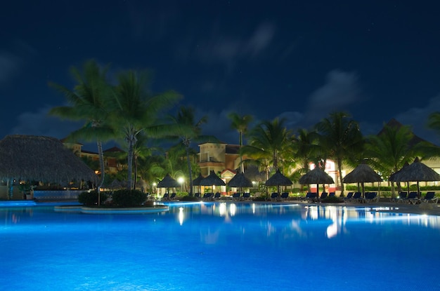 Piscina en iluminación nocturna