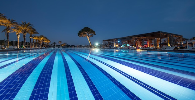 piscina iluminada do resort à noite