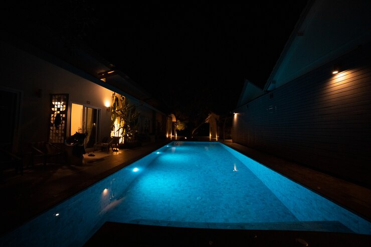piscina iluminada no escuro à noite.
