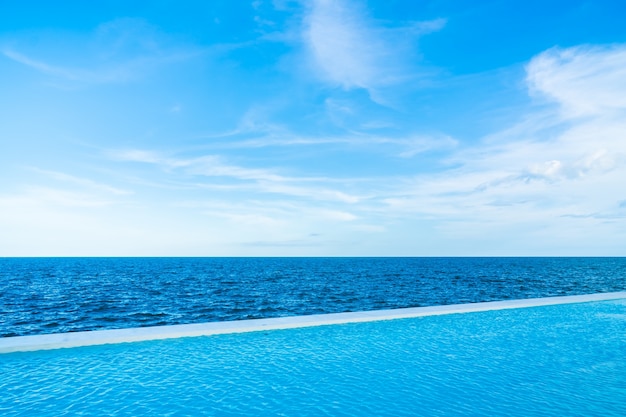 Piscina infinita com vista mar e oceano no céu azul