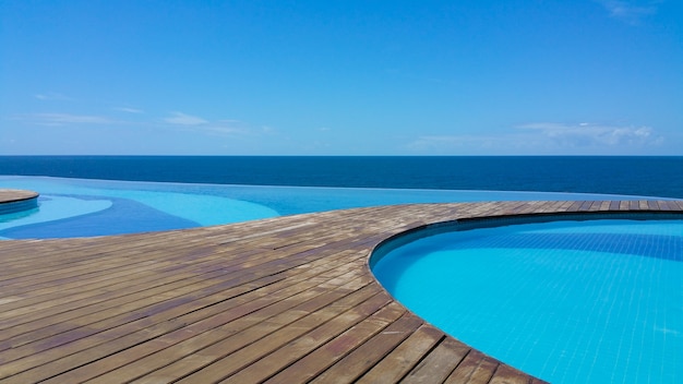 Piscina infinita com vista para o mar e céu azul