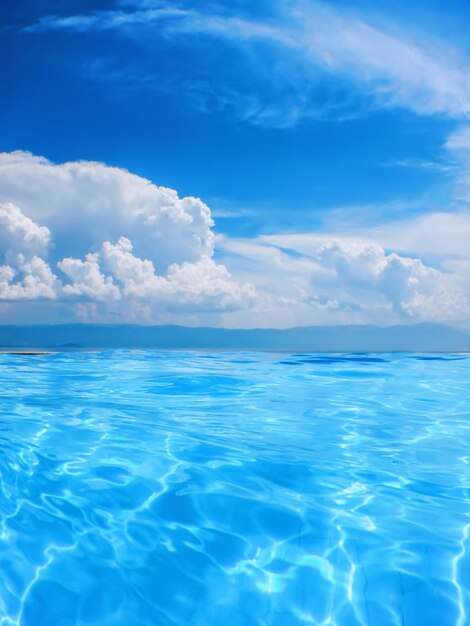 Foto piscina infinita com vista para o mar e para a montanha