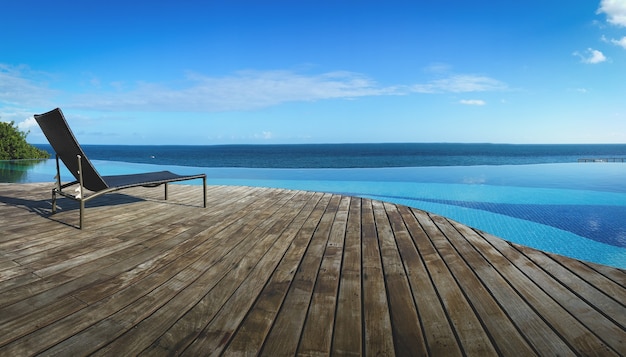 Piscina infinity con vistas al mar y al cielo azul