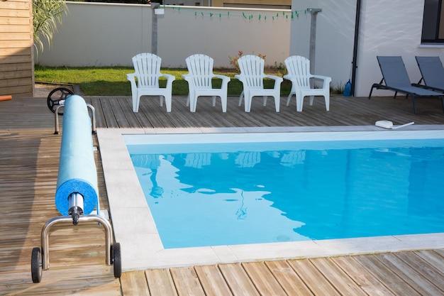 Piscina en el jardín del parque.