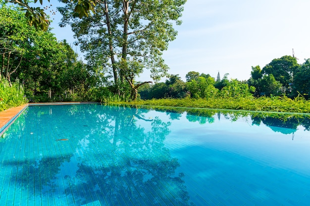 Foto piscina en el jardín con vista al río