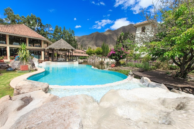 Piscina en el jardínxAxA