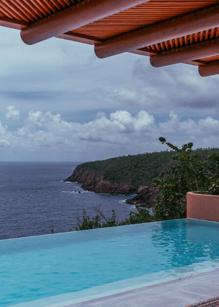 Foto piscina junto al mar contra el cielo