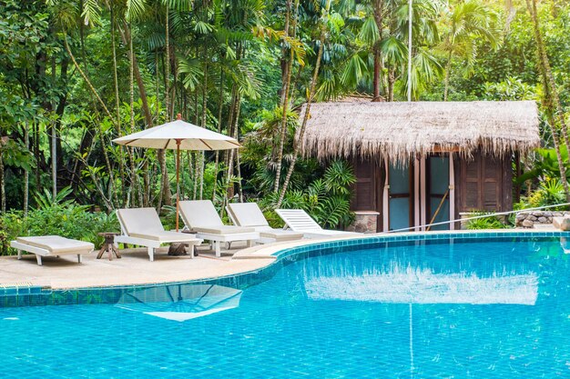 Foto piscina junto a los árboles en el campo