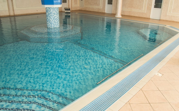 Piscina de lujo con escalones hacia el agua.