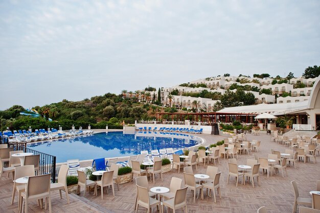 Piscina por la mañana en el hotel resort de verano mediterráneo en Turquía Bodrum