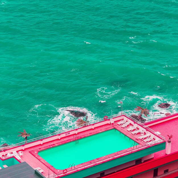 Piscina y mar. Estado de ánimo de vacaciones mínimo. La vida es arte conceptual colorido