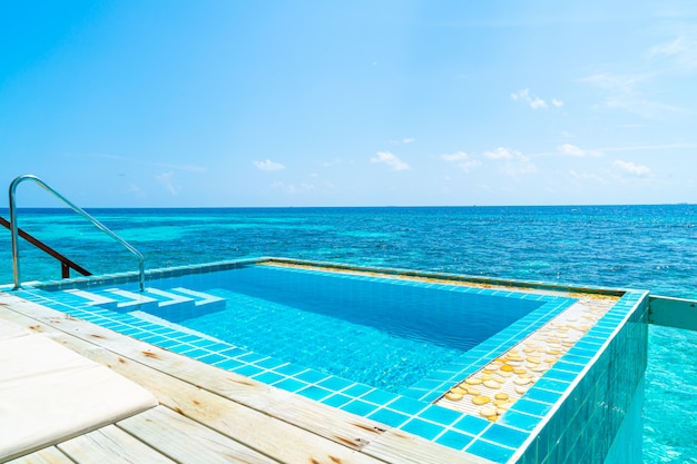 piscina con mar en Maldivas