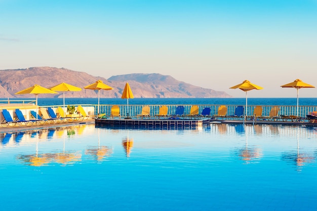 Piscina na costa do mar. Ilha de Creta, Grécia.